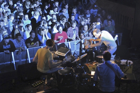 © Edith Zehentmayer Die Band Caribou auf der Bühne